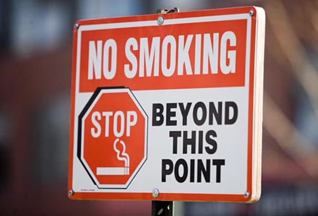 怀孕期间不要吸烟也不要去吸烟区